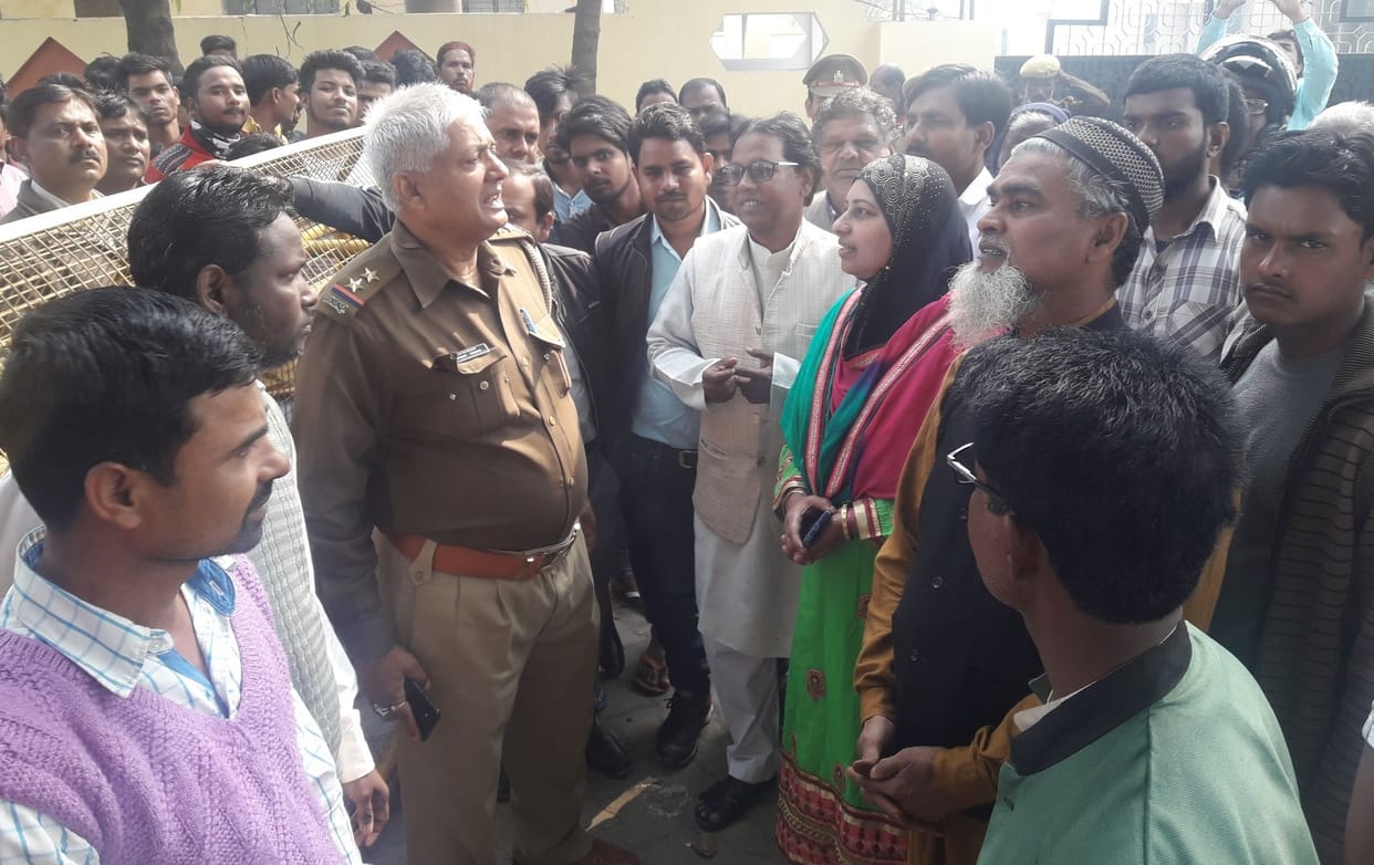 रास्ता बंद किए जाने से गुस्साए लोग
