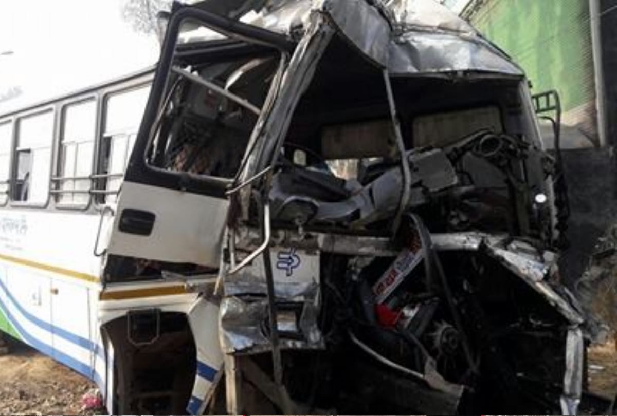road accident in muradnagar when bus and truck collided