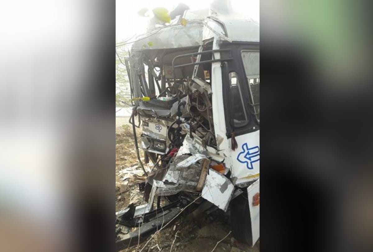 road accident in muradnagar when bus and truck collided
