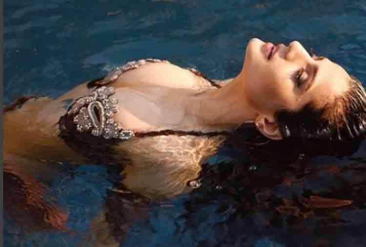 ameesha patel posted bold bikini photos in instagram goes viral