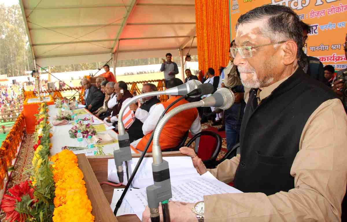 santosh gangwar says that  scamist must be arrested
