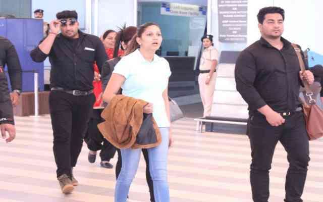 sapna chaudhary without makeup spotted in airport