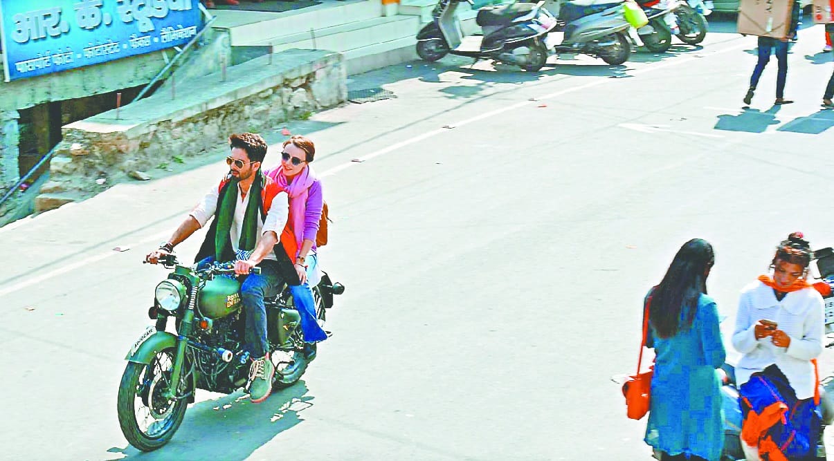 Shahid kapoor ride on bullet with a girl