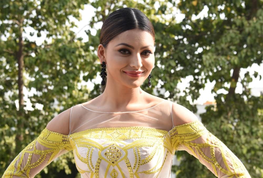 Actress Urvashi Rautela Start save water campaign from her village in uttarakhand 