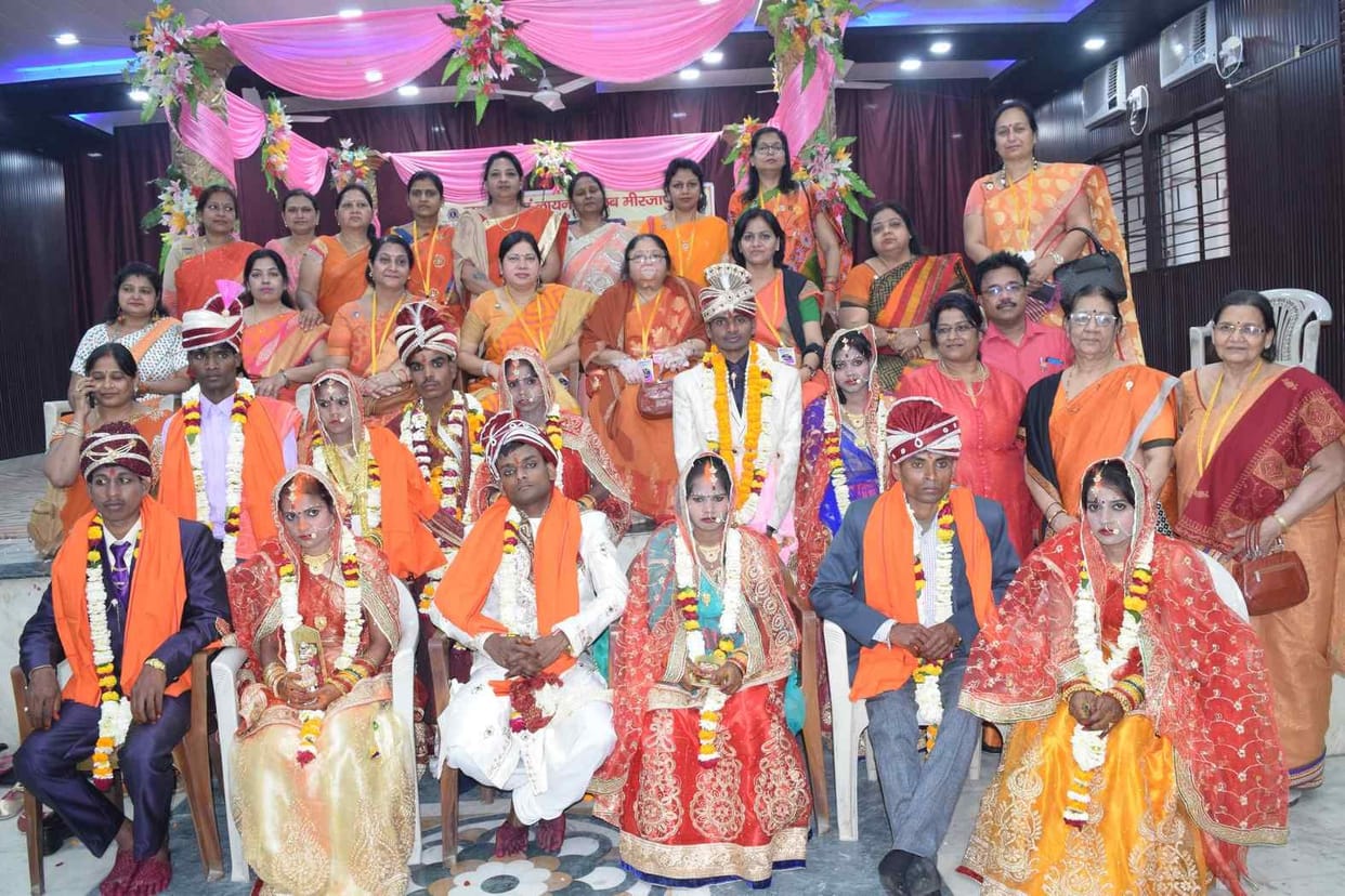 छह जोड़े परिणय सूत्र में बंधे