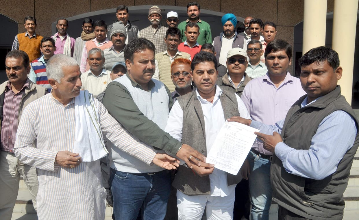 jaat people protest at tehsil