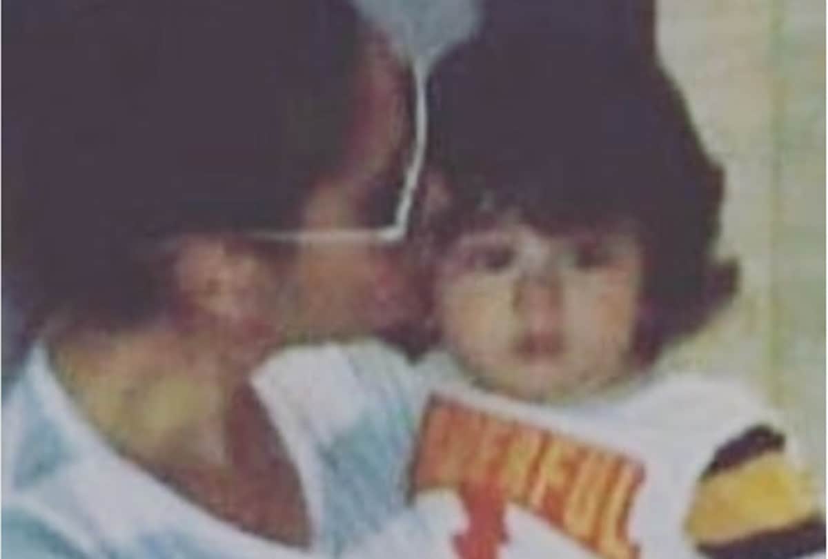 Taimur Ali Khan stare at Papa Saif ali khan picture with his nawabi swag