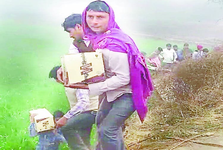 Illegal liquor loot, children loot bottles of liquor, see photos