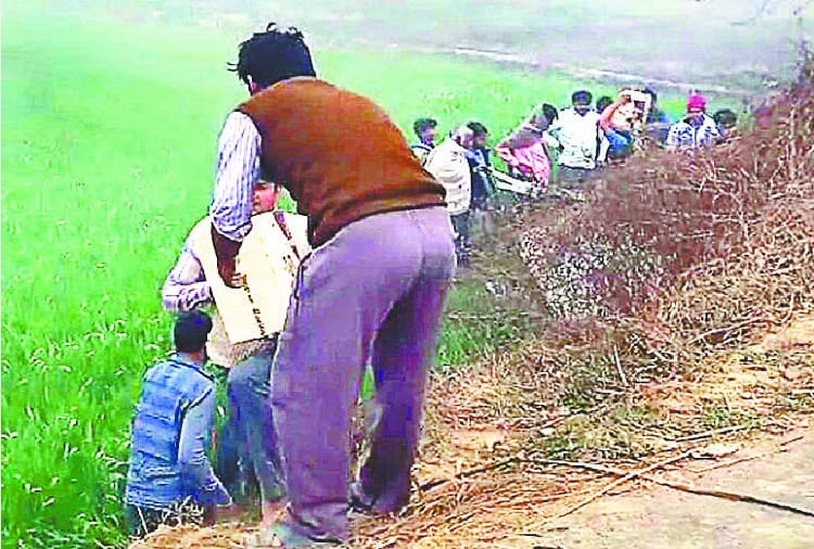 Illegal liquor loot, children loot bottles of liquor, see photos