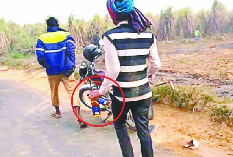 Illegal liquor loot, children loot bottles of liquor, see photos