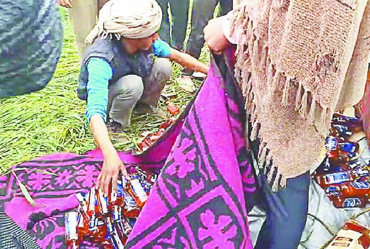 Illegal liquor loot, children loot bottles of liquor, see photos