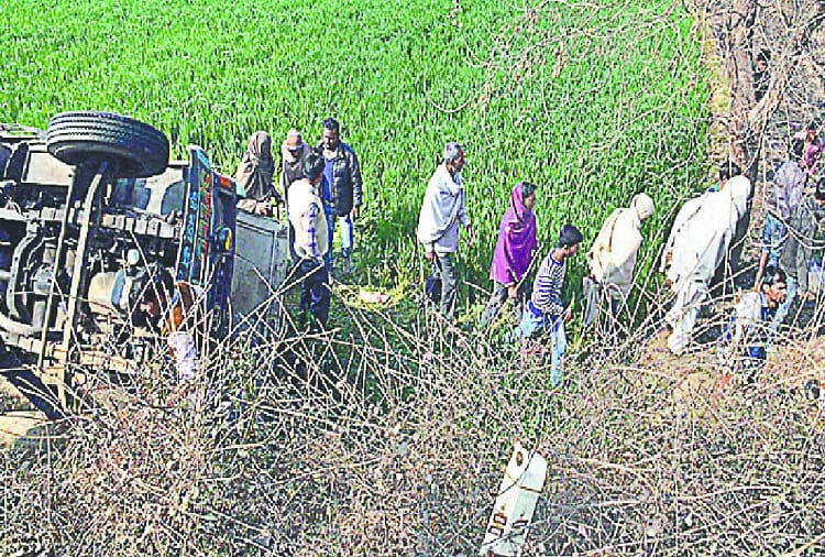 Illegal liquor loot, children loot bottles of liquor, see photos