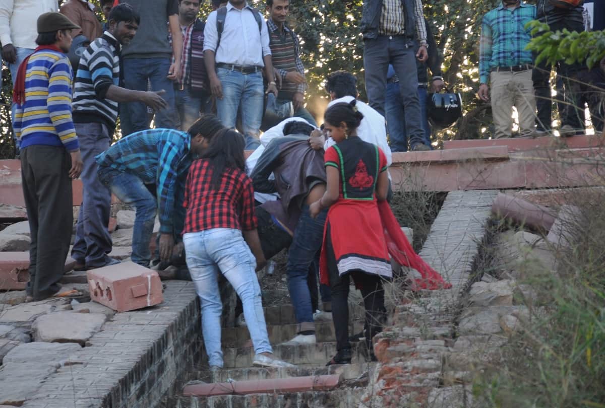 girl jumped into the gomti river in lucknow