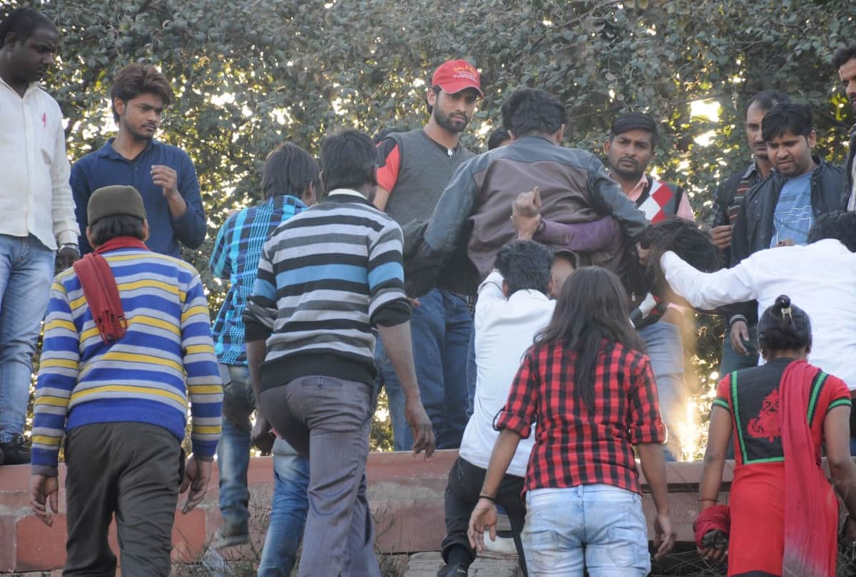 girl jumped into the gomti river in lucknow