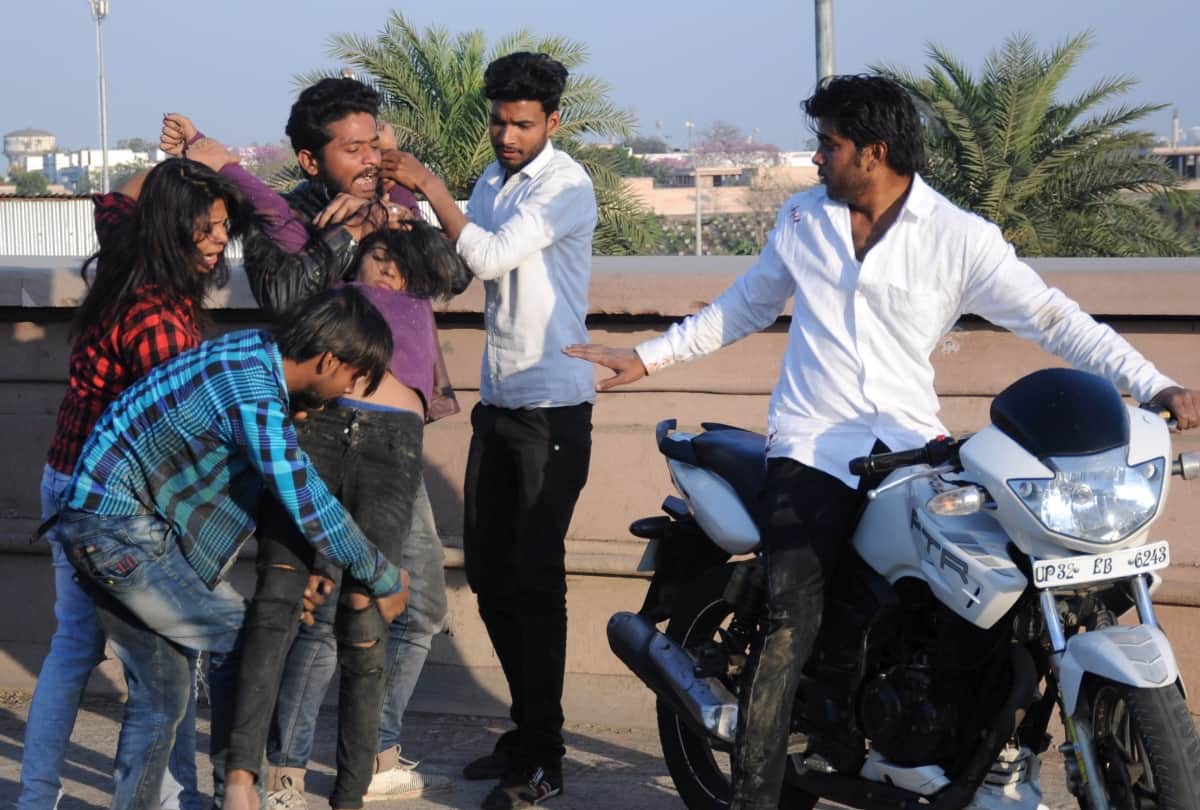 girl jumped into the gomti river in lucknow