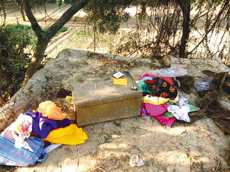 Thieves carrying two lakh jewels and 65 thousand rupees from three houses