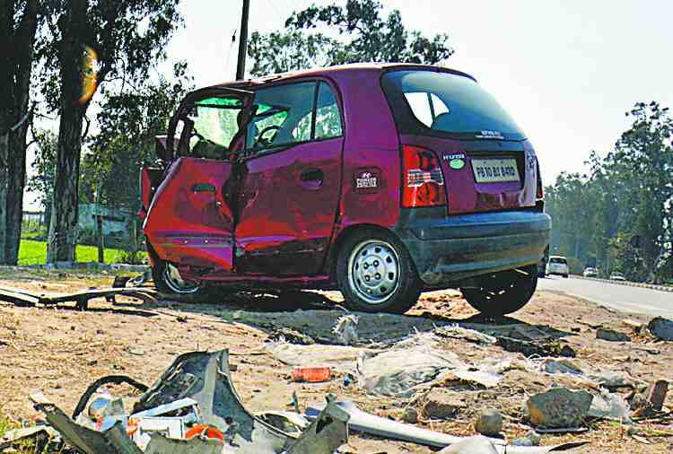 ट्रक में घुसी तेजरफ्तार सेंट्रो कार, दो युवकों की मौत