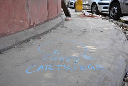 culprits ran away after spraying chilli powder in police eyes