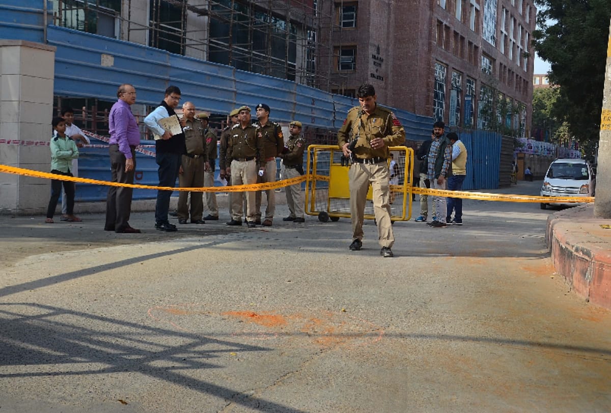 woman puts chilly powder in policemen eyes then freed her husband