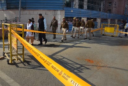 culprits ran away after spraying chilli powder in police eyes