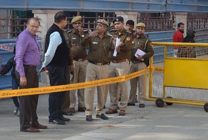 culprits ran away after spraying chilli powder in police eyes
