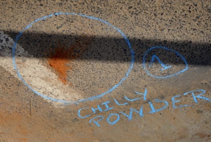 culprits ran away after spraying chilli powder in police eyes