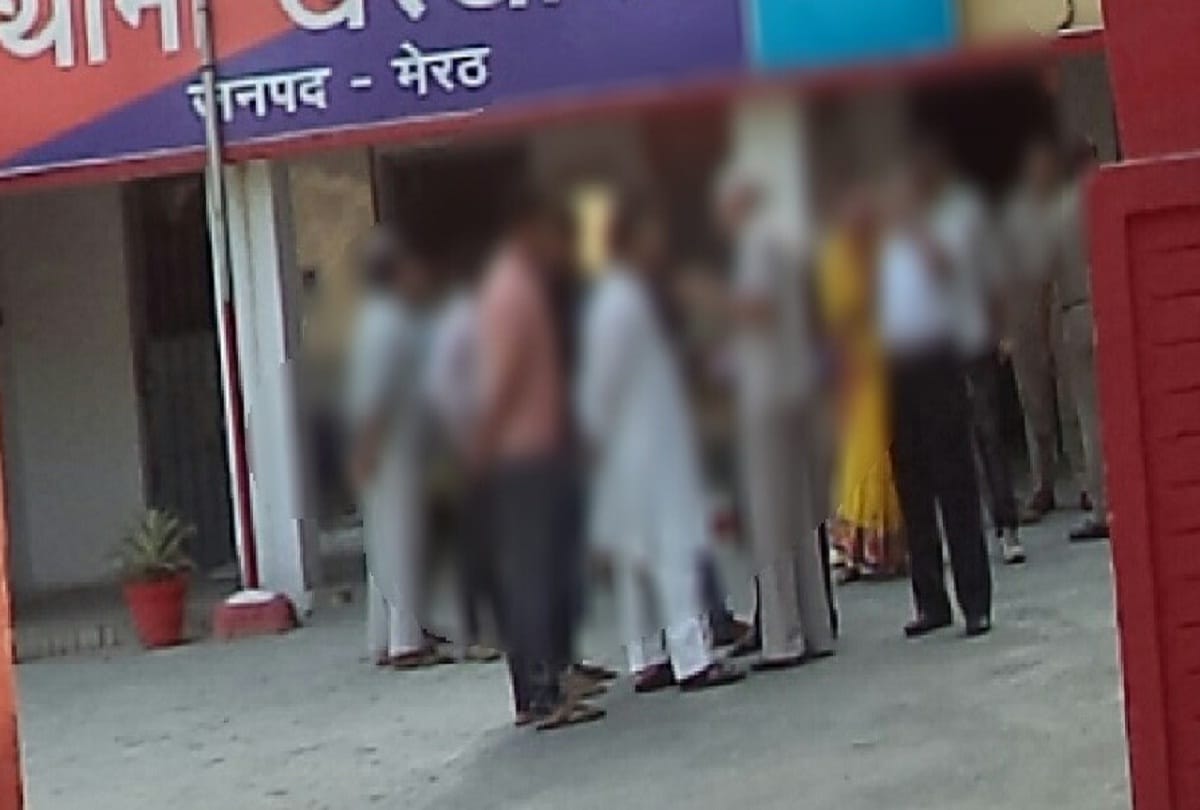 a Girl ruckus in police station at meerut of uttar pradesh
