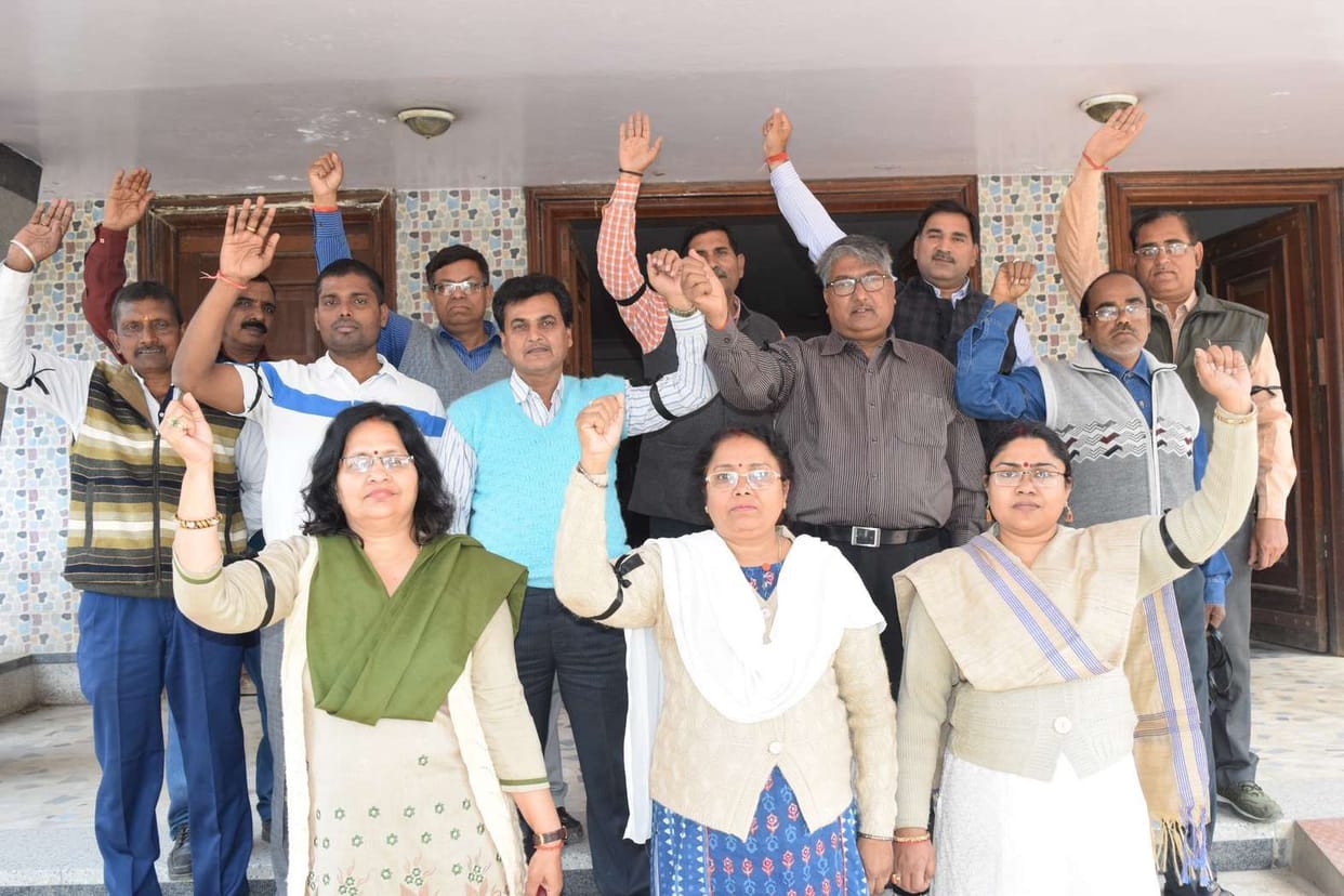 सातवां वेतन आयोग लागू करें सरकार