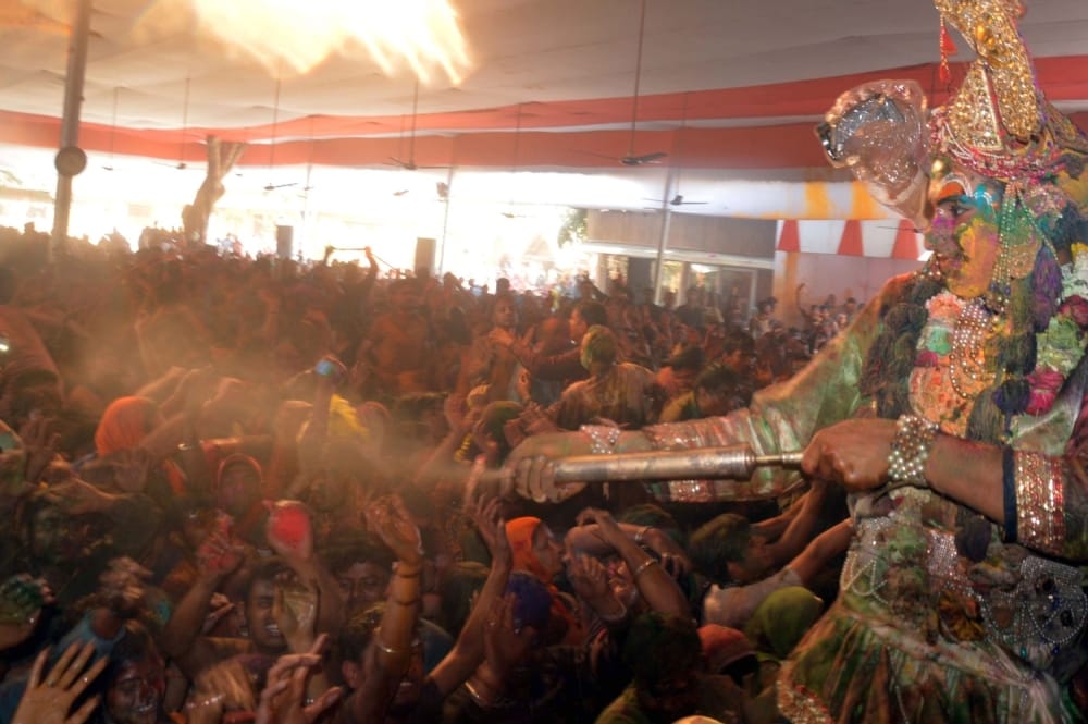Holi begins in mathura 