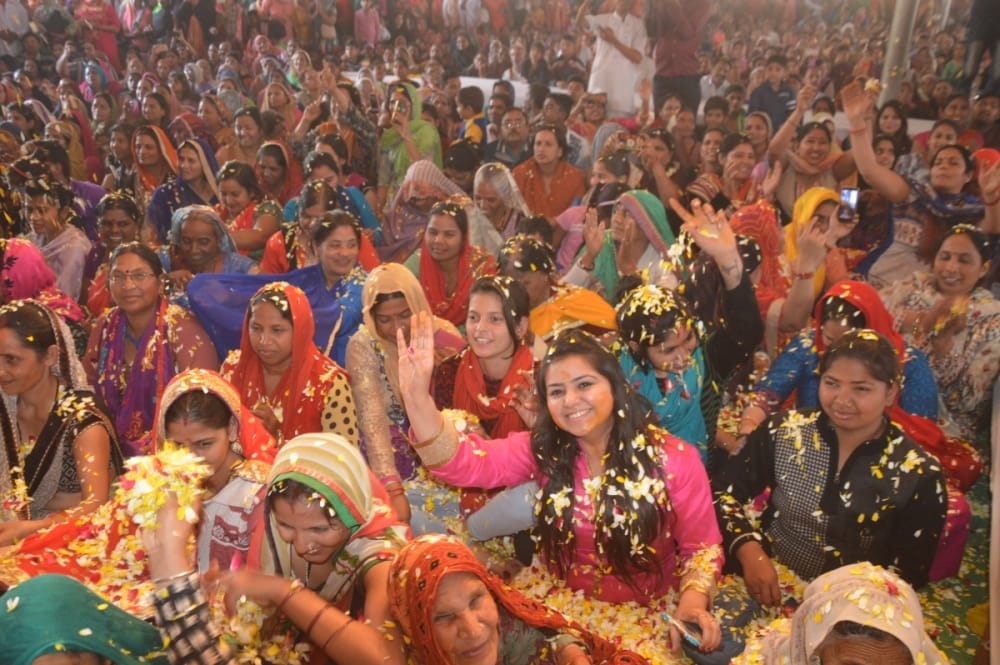 Holi begins in mathura 