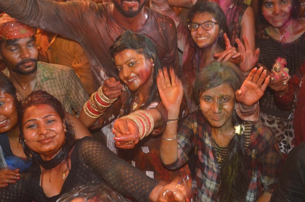 Holi begins in mathura 
