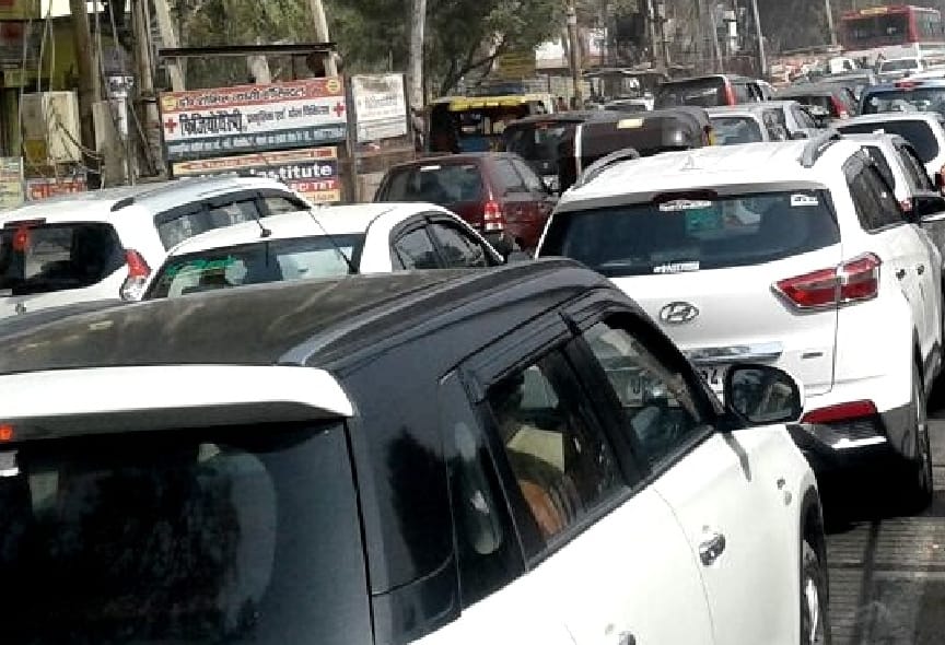 raat me highway par jaam