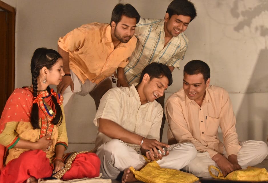 नाटक के जरिए किया जातिवाद पर चोट