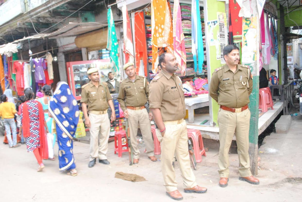 दो पक्षों में हुए बबाल के बाद मोहल्ले में छह थाने की फोर्स तैनात
