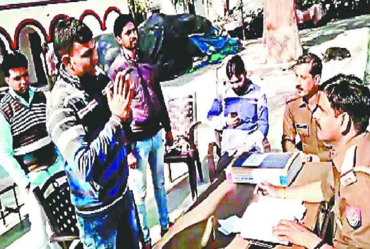 murder accused surrendered himself at the police station in shamli
