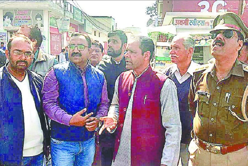 sarak , naala nirmaan ke liye lagaaya jaam