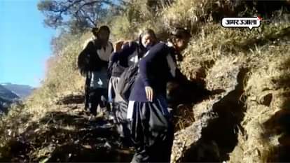UTTARAKHAND RUDRAPRAYAG WORST ROAD FOR STUDENT TO REACH SCHOOL IN TARSALI GHAT