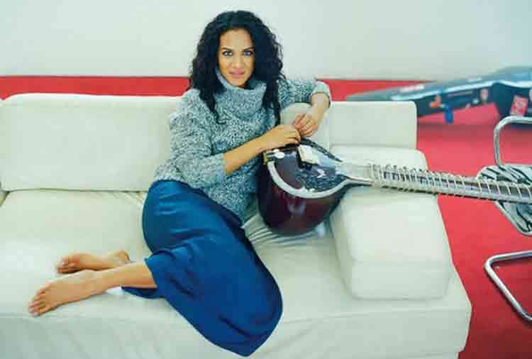 world famous musician Anoushka Shankar shares breast feeding photo on twitter