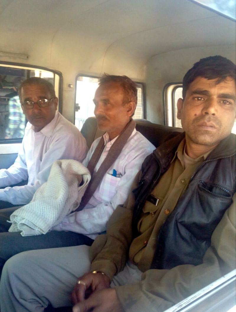 राजस्व टीम पर पथराव, गार्ड की रायफल छीनकर बकाएदार छुड़ाए