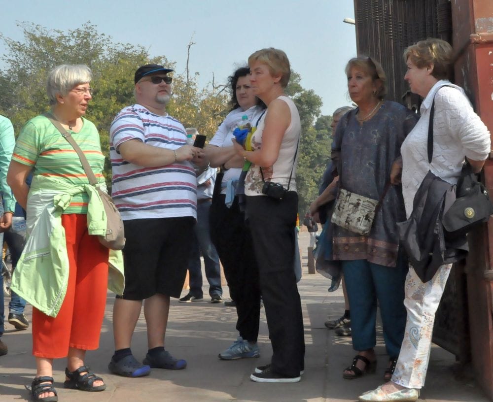 tourists troubled due to vip visit in taj mahal