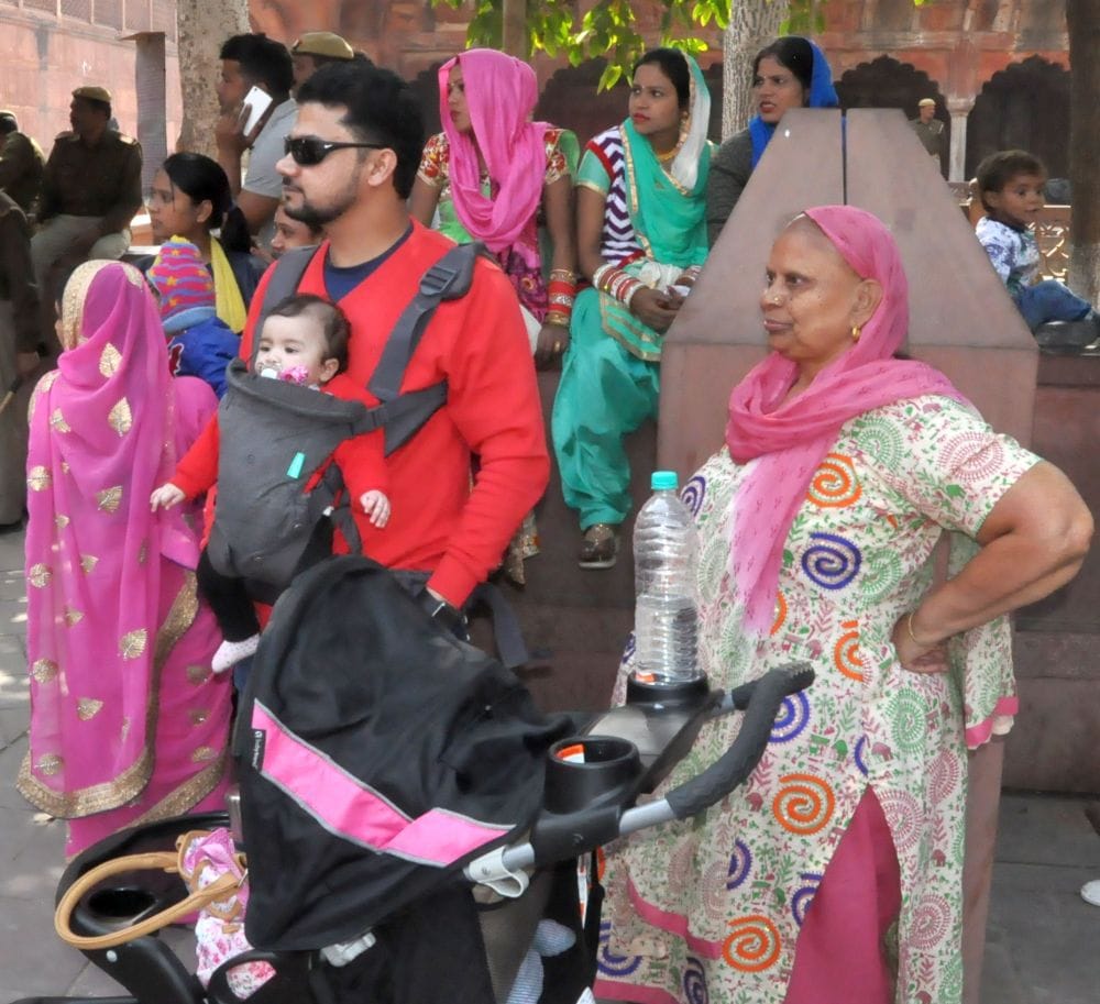 tourists troubled due to vip visit in taj mahal