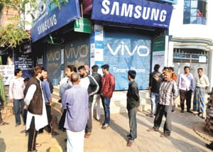 Four lakh new handsets, one lakh cash withdrawal thieves