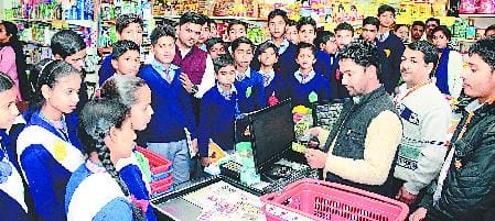 विद्यार्थियों ने सिखा रिटेल कारोबार