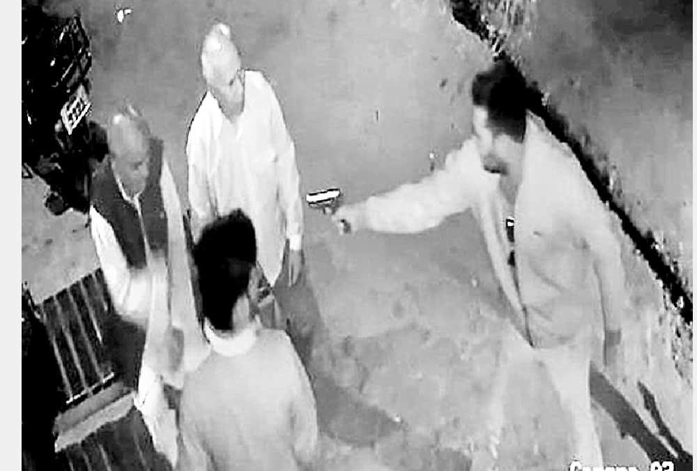 goons attacked on businessman in sultanpur.
