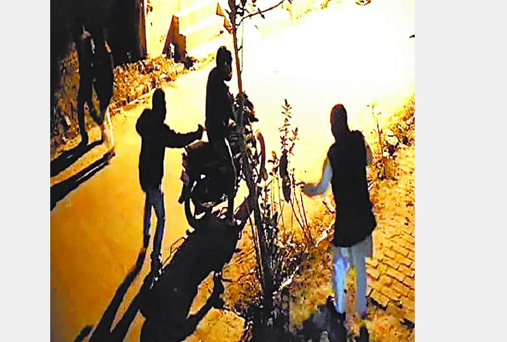 goons attacked on businessman in sultanpur.