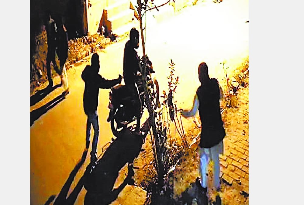 goons attacked on businessman in sultanpur.