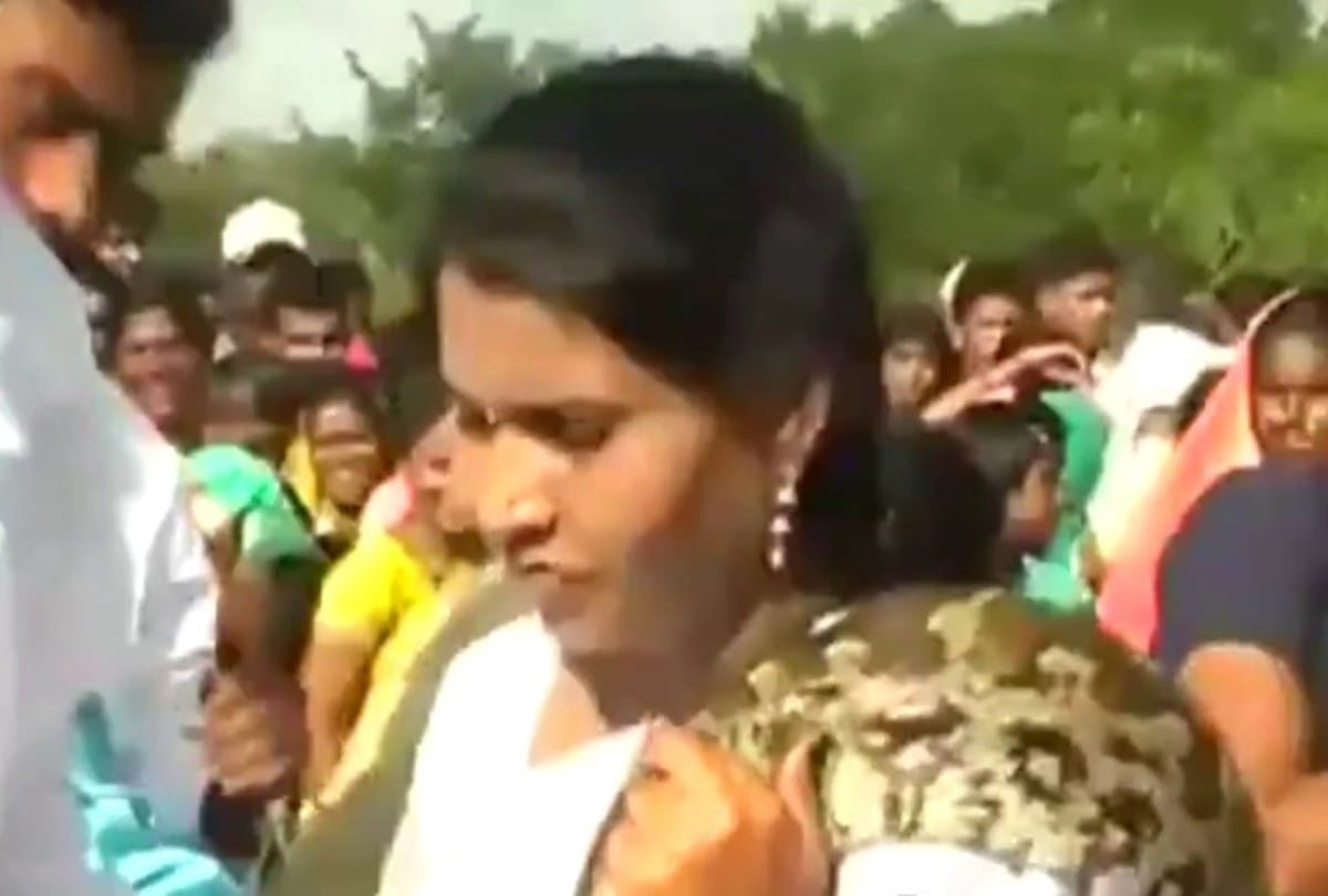 Video being viral of a couple who use Wedding Garland of Snake in marriage