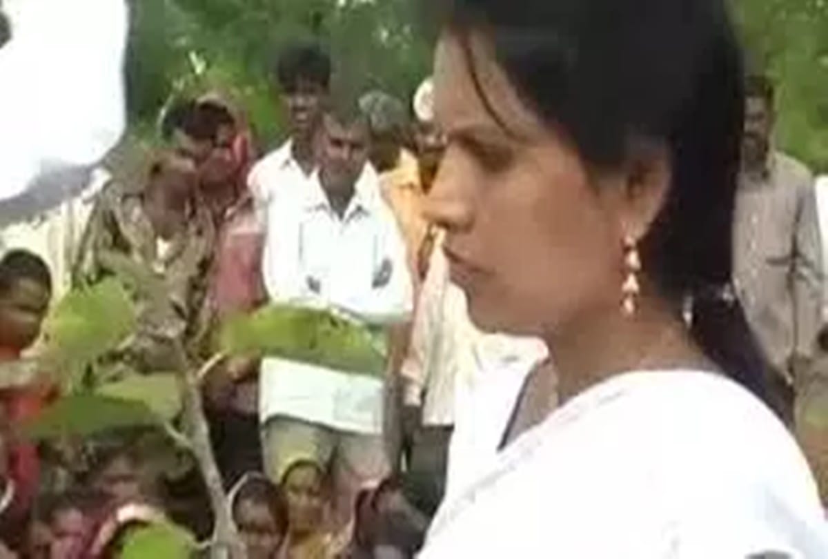 Video being viral of a couple who use Wedding Garland of Snake in marriage