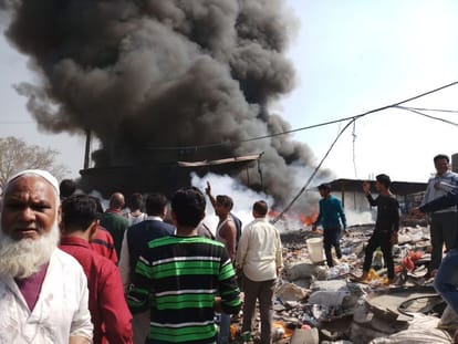 agra fire in junk warehouse