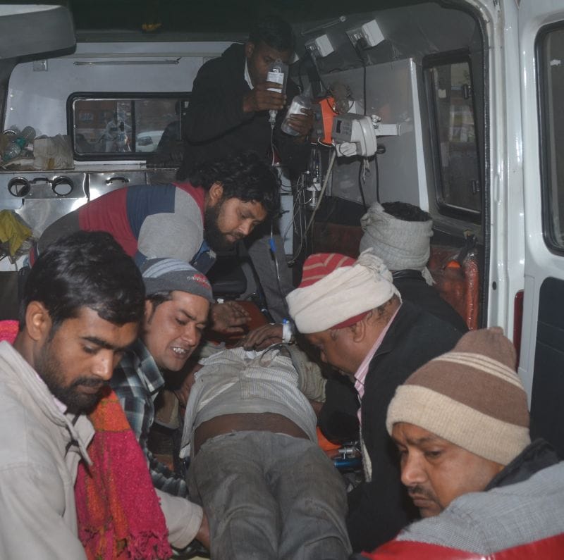 ट्रोला ने मारी टक्कर, पुत्र की मौत, पिता घायल